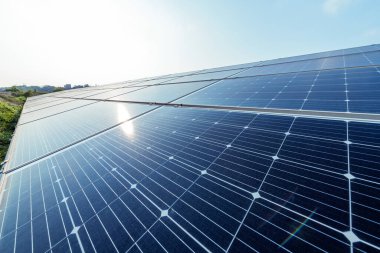 Temiz enerji üretim istasyonundaki güneş enerjisi panelleri