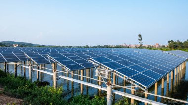 Temiz enerji üretim istasyonundaki güneş enerjisi panelleri