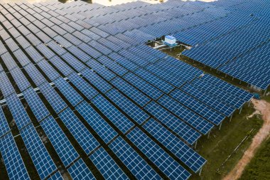 Temiz enerji üretim istasyonundaki güneş enerjisi panelleri