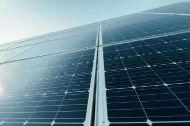 Güneş enerjisi panelleri temiz enerji santrali havadan görünümü