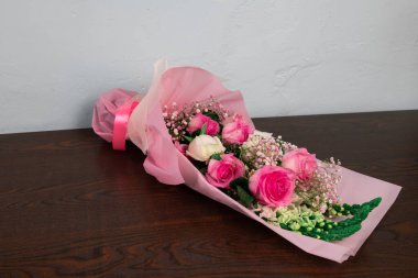 Buket pembe Gül çiçekçi dükkanı