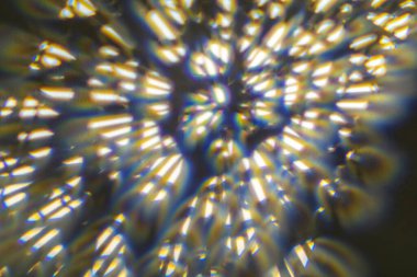 Beyaz bir duvarda parlak bir ışık yansıması