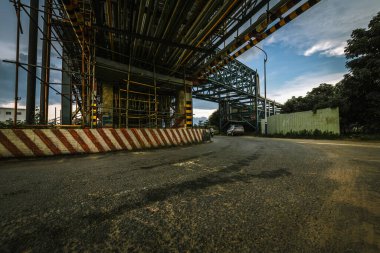 Borular ve yollar modern fabrikalarda.