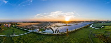 Güneşin batışında bir güneş enerjisi santrali