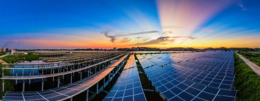 Güneşin batışında bir güneş enerjisi santrali