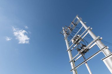 Mavi gökyüzünde devre dönüştürücü ve beyaz bulutlar arka planda