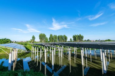 Temiz enerji üretim istasyonundaki güneş enerjisi panelleri