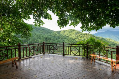 Gün batımında dağ köyünün doğası.