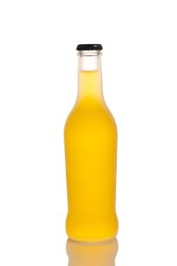 Kokteyl beyaz arka planda izole edilmiş.