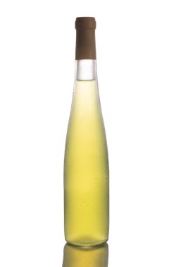 Kokteyl beyaz arka planda izole edilmiş.