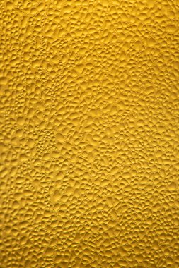 Su şişenin üzerine damlıyor.