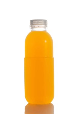Beyaz arka planda bir şişe portakal suyu izole edilir.