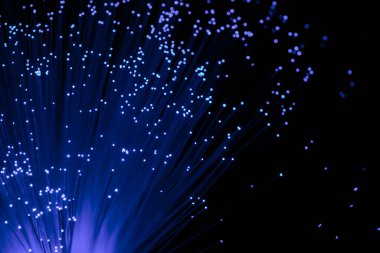 Optik fiber siyah bir arkaplanda izole edilir