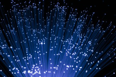 Optik fiber siyah bir arkaplanda izole edilir