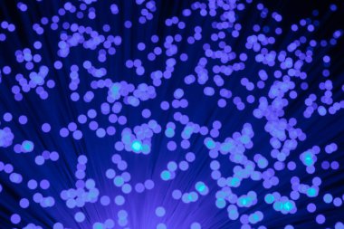 Optik fiber siyah bir arkaplanda izole edilir