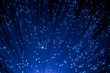 Optik fiber siyah bir arkaplanda izole edilir