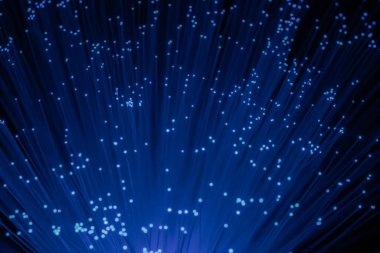 Optik fiber siyah bir arkaplanda izole edilir