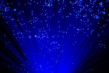 Optik fiber siyah bir arkaplanda izole edilir