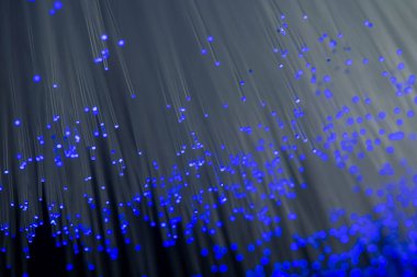 Optik fiber siyah bir arkaplanda izole edilir