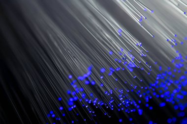 Optik fiber siyah bir arkaplanda izole edilir