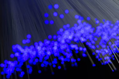 Optik fiber siyah bir arkaplanda izole edilir