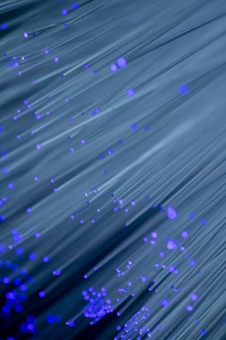 Optik fiber siyah bir arkaplanda izole edilir