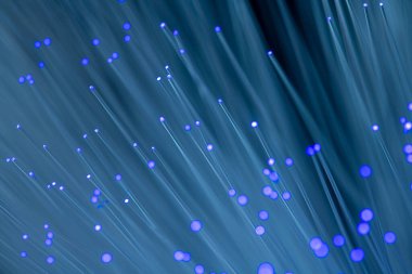 Optik fiber siyah bir arkaplanda izole edilir