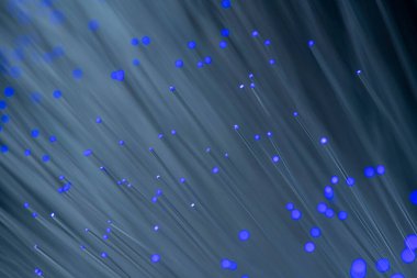 Optik fiber siyah bir arkaplanda izole edilir