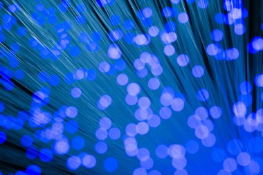 Optik fiber siyah bir arkaplanda izole edilir