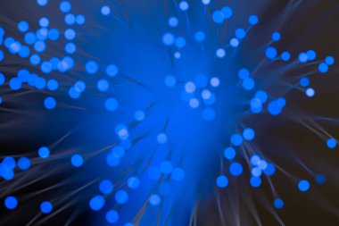 Optik fiber siyah bir arkaplanda izole edilir