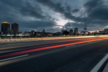 Bulanık ışıklı arabayı gece şehir boyunca hareket ettirir.