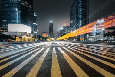 Bulanık ışıklı arabayı gece şehir boyunca hareket ettirir.