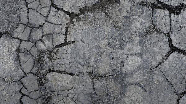 Трещины на бетонном фоне. Черно-белая фактура соблазняет на наложение художественного произведения
