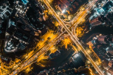 İnsansız hava aracı tarafından çekilen bir üstgeçit.