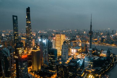 Şangay 'ın şehir manzarası gece.