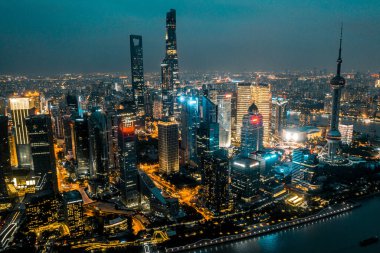 Şangay 'ın şehir manzarası gece.