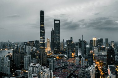 Şangay 'ın şehir manzarası gece.
