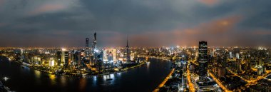 Şangay 'ın şehir manzarası gece.