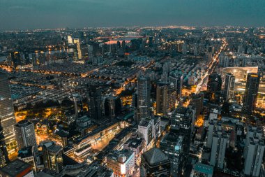 Şangay 'ın şehir manzarası gece.