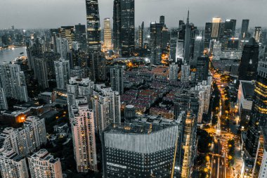 Şangay 'ın şehir manzarası gece.