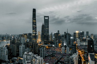 Şangay 'ın şehir manzarası gece.