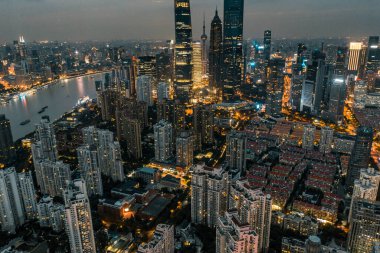 Şangay 'ın şehir manzarası gece.