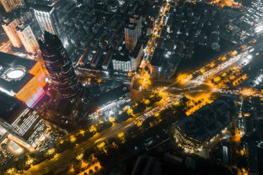 Şangay 'ın şehir manzarası gece.