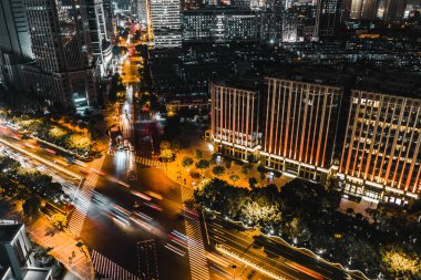 Şangay 'ın şehir manzarası gece.