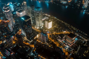 Şangay 'ın şehir manzarası gece.