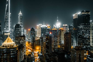 Şangay 'ın şehir manzarası gece.