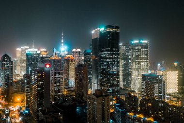 Şangay 'ın şehir manzarası gece.