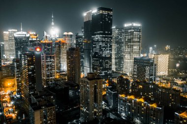 Şangay 'ın şehir manzarası gece.