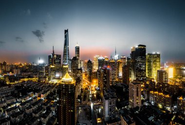 Şangay 'ın şehir manzarası gece.