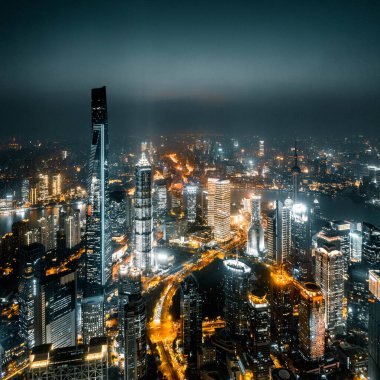 Şangay 'ın şehir manzarası gece.